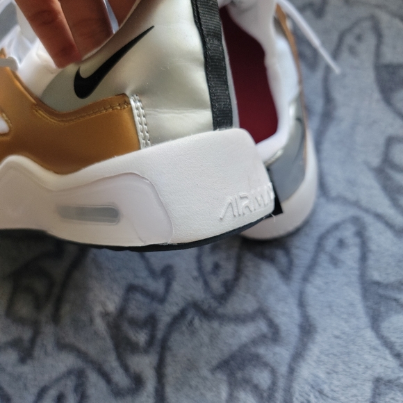 White Nike // Size 6 // - Picture 4 of 4